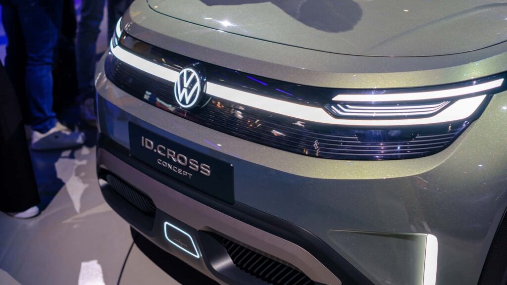 Fronten af en Volkswagen ID.CROZZ konceptbil med moderne lygter
