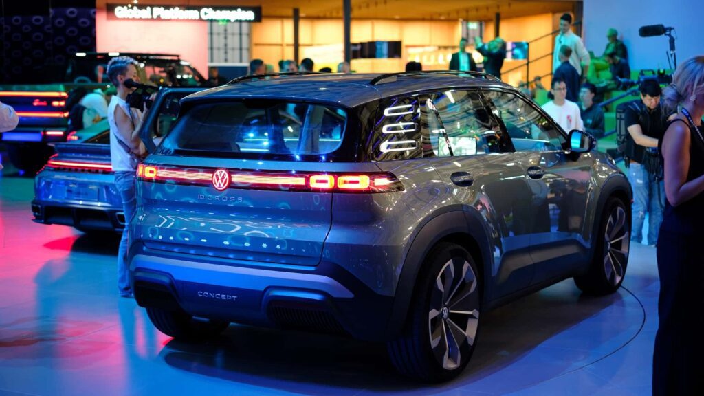 Futuristisk Volkswagen elbil koncept vist på en messe med besøgende omkring.