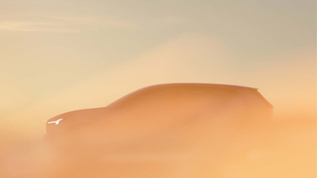 Silhouette af en Tesla bil i solnedgangens skær