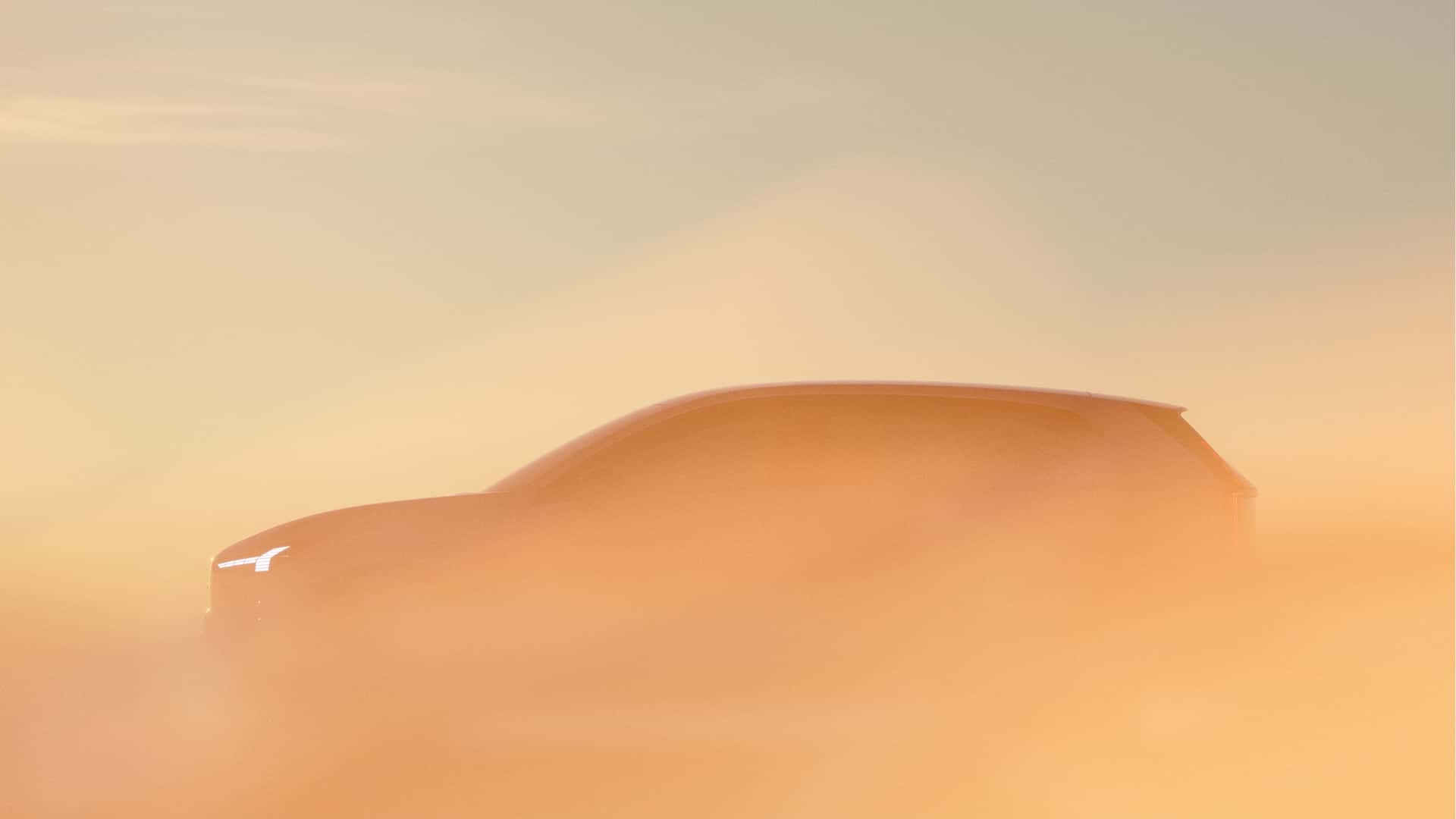 Silhouette af en Tesla bil i solnedgangens skær