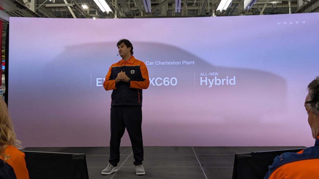 Person præsentation af den nye electriske Volvo XC60 hybrid ved Volvo Car Charleston Plant