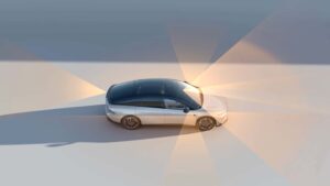 Tesla elbil med avancerede sensorer i brug