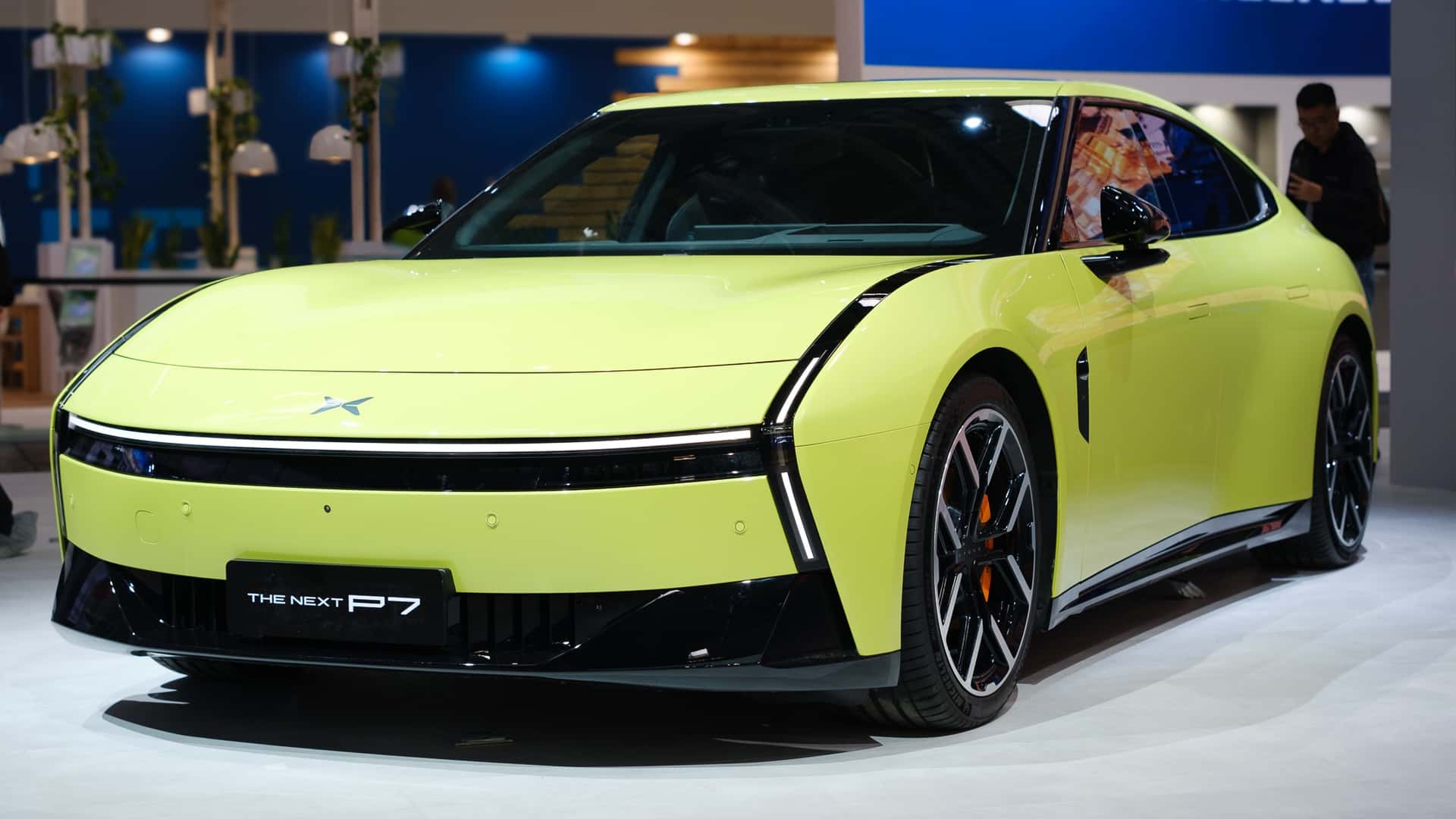 Elegant gul elbil udstillet på fremvisning