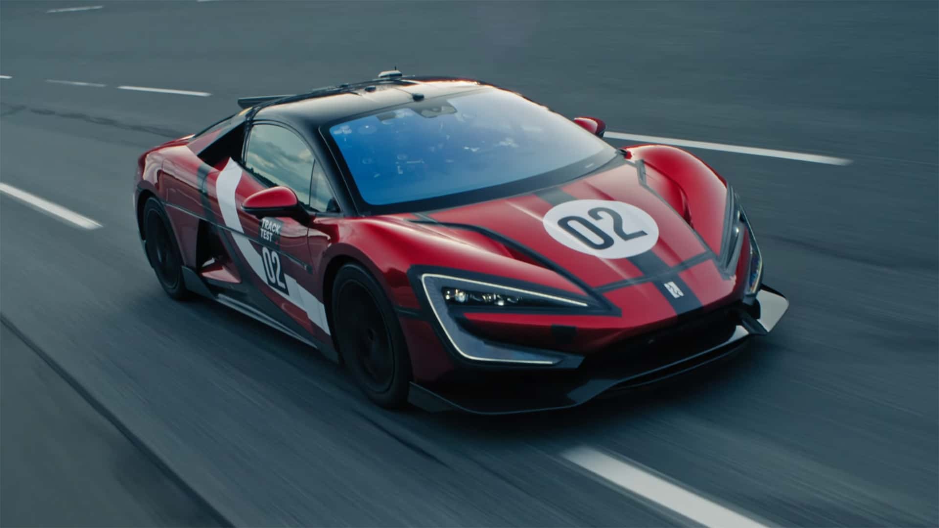 Rød sportsvogn med nummer 02 på banen under en testkørsel