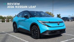 2026 Nissan Leaf i lyseblå farve i en parkeringsplads