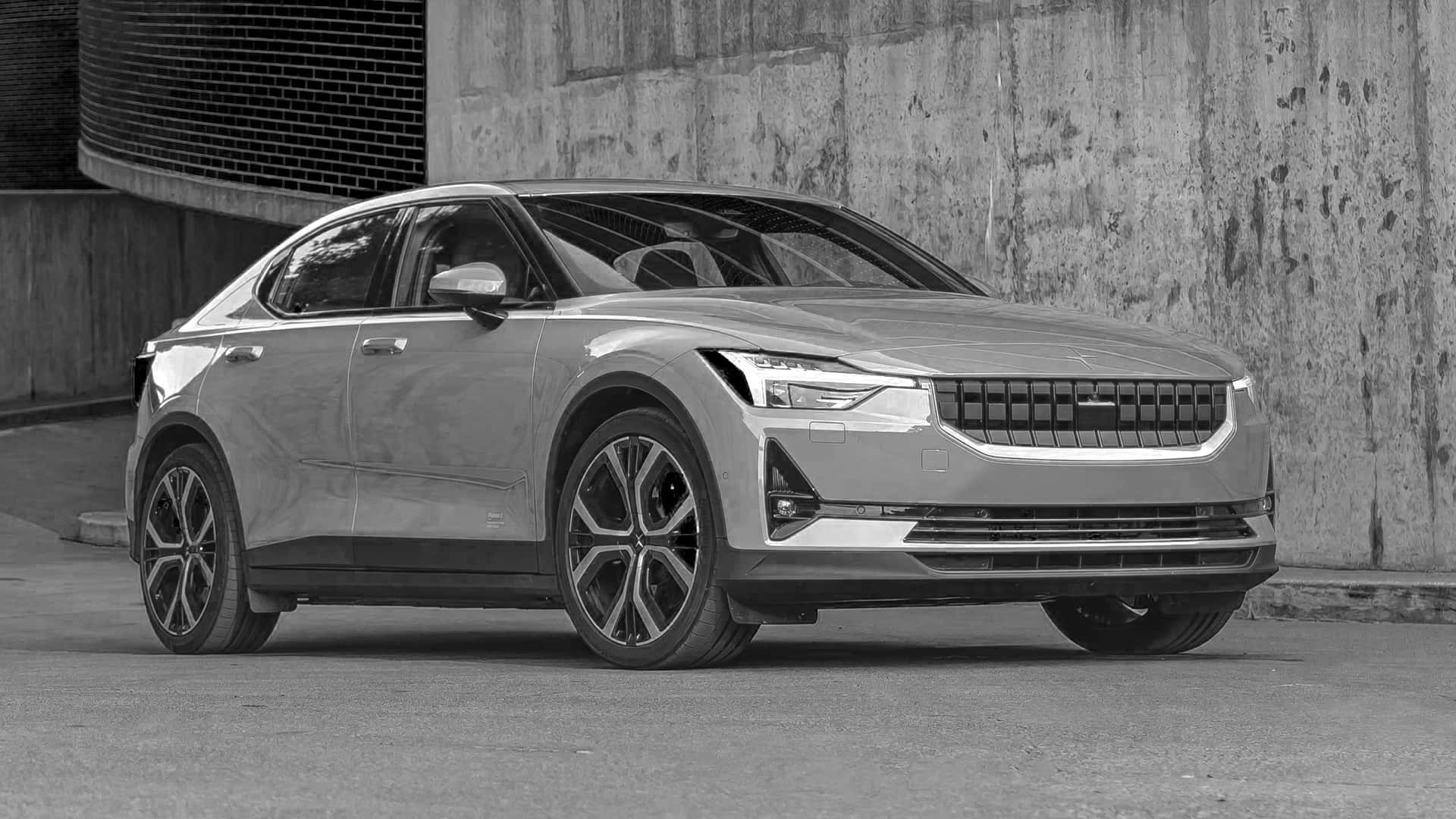 Moderne elbil parkeret ved betonvæg