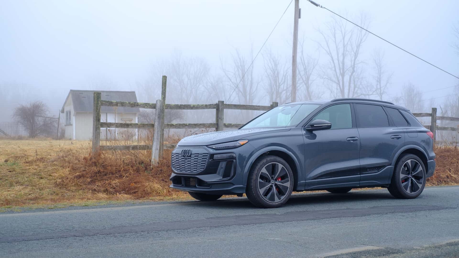 Audi elbil parkeret på en tåget landevej med landskabsbaggrund