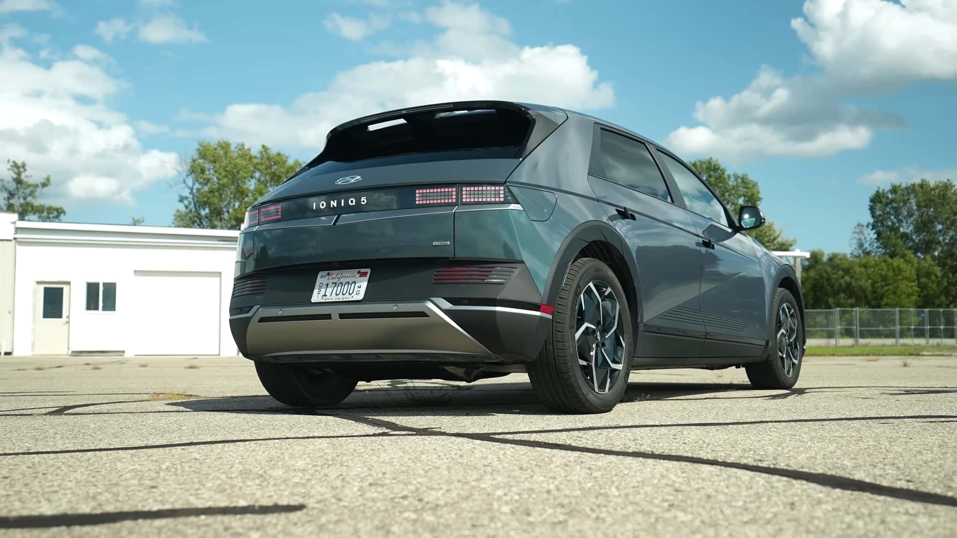 Hyundai Ioniq 5 elbil parkeret udendørs på solrig dag