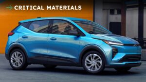Blå elektrisk bil fra Chevrolet med teksten 'Critical Materials' i baggrunden