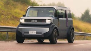 Futuristisk elektrisk bilkoncept på en regnvejrsdag
