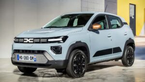 Ny moderne elektrisk SUV i en udstillingshal