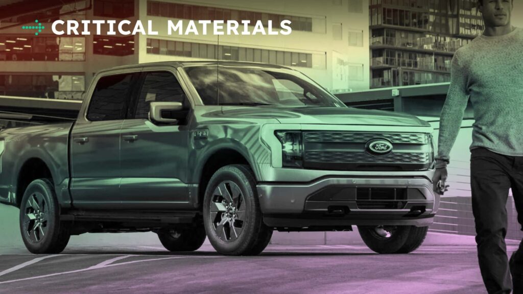 Ford elektrisk lastbil ved et moderne bygning