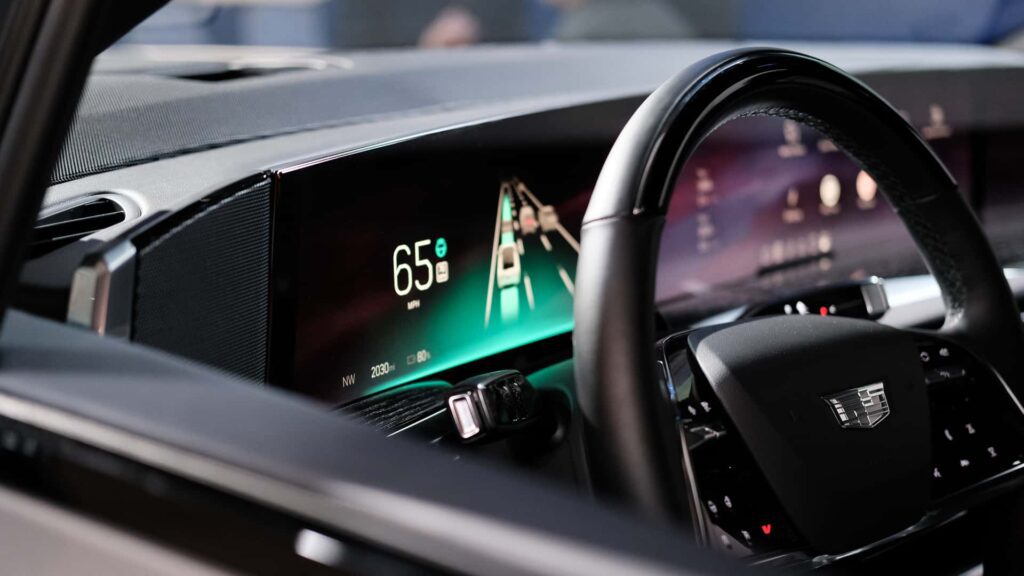 Moderne bilinteriør med digitalt display og rat