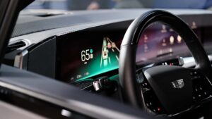 Moderne bilinteriør med digitalt display og rat
