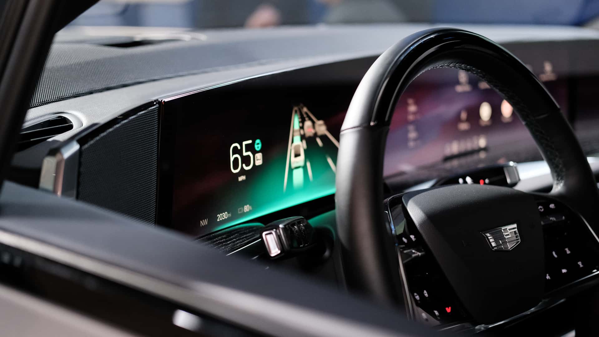 Moderne bilinteriør med digitalt display og rat