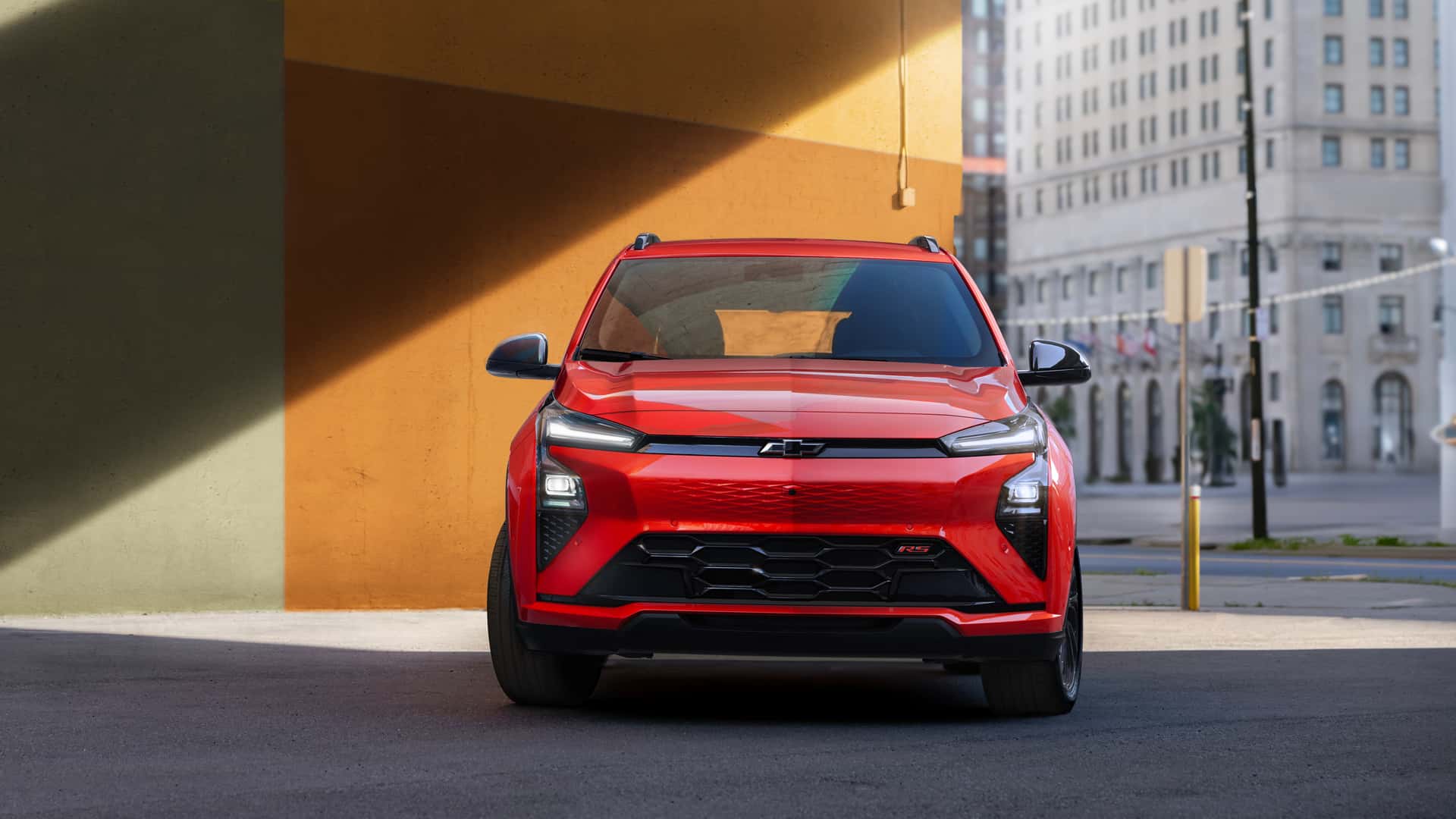 Rød elektrisk bil i bymiljø med moderne design