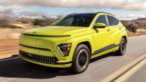 Elektrisk SUV i en lys grøn farve kører på en landevej