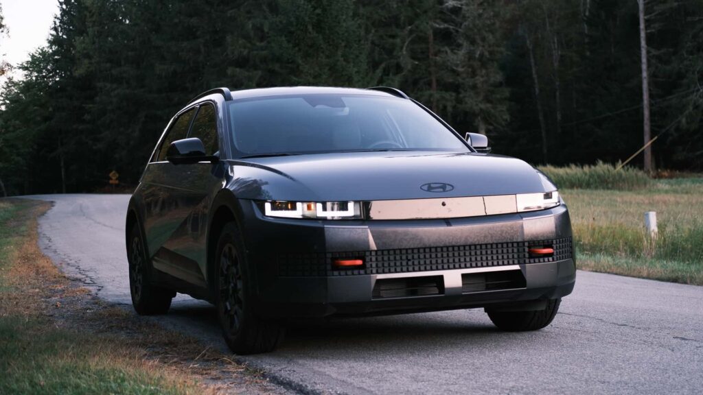 Elektrisk SUV parkeret på en skovvej