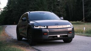 Elektrisk SUV parkeret på en skovvej