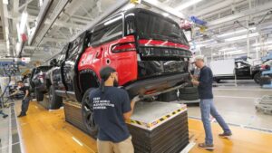 Fabriksarbejdere samler en Rivian elektrisk SUV i produktionen