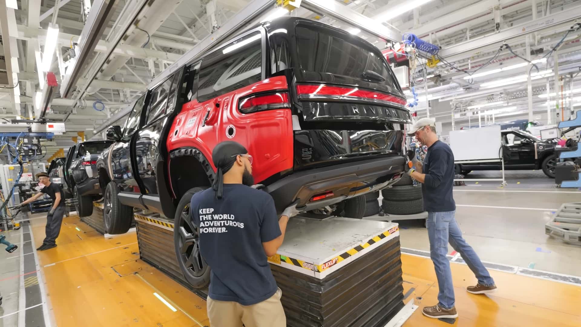Fabriksarbejdere samler en Rivian elektrisk SUV i produktionen