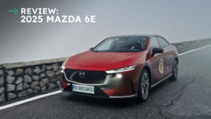 2025 Mazda 6E kører på en tåget vej, venstre forside