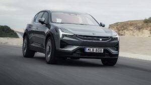 Elektrisk bil kører på vej med moderne design