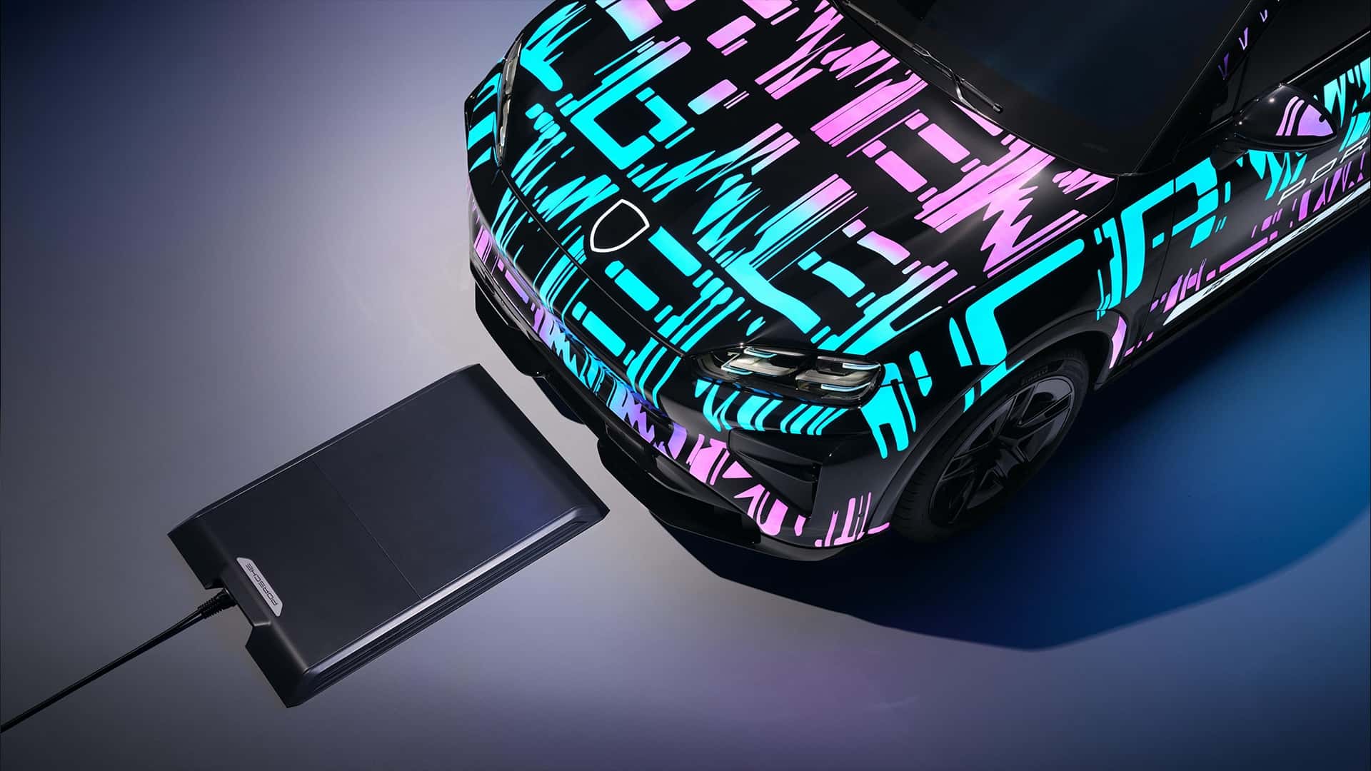 Elektrisk bil med farverig grafik og trådløs opladningsplade