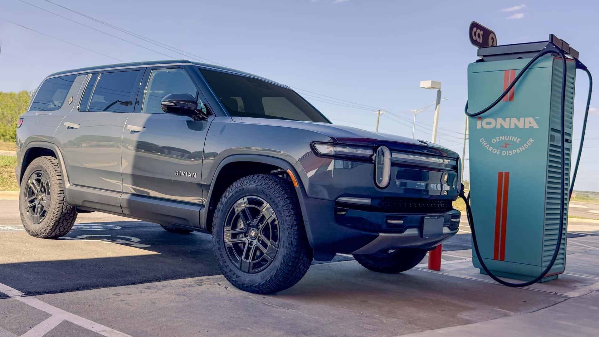 Elektrisk SUV ved ladestation under opladning