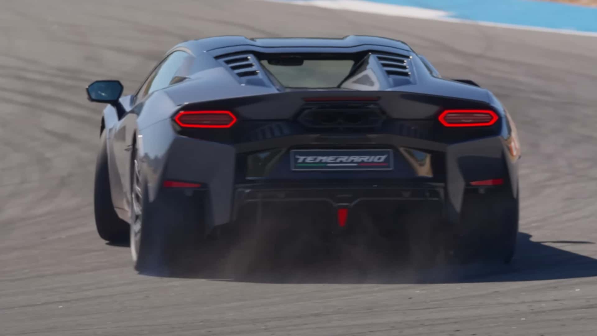 Hurtig sort sportsbil på bane med støv hvirvler bag sig