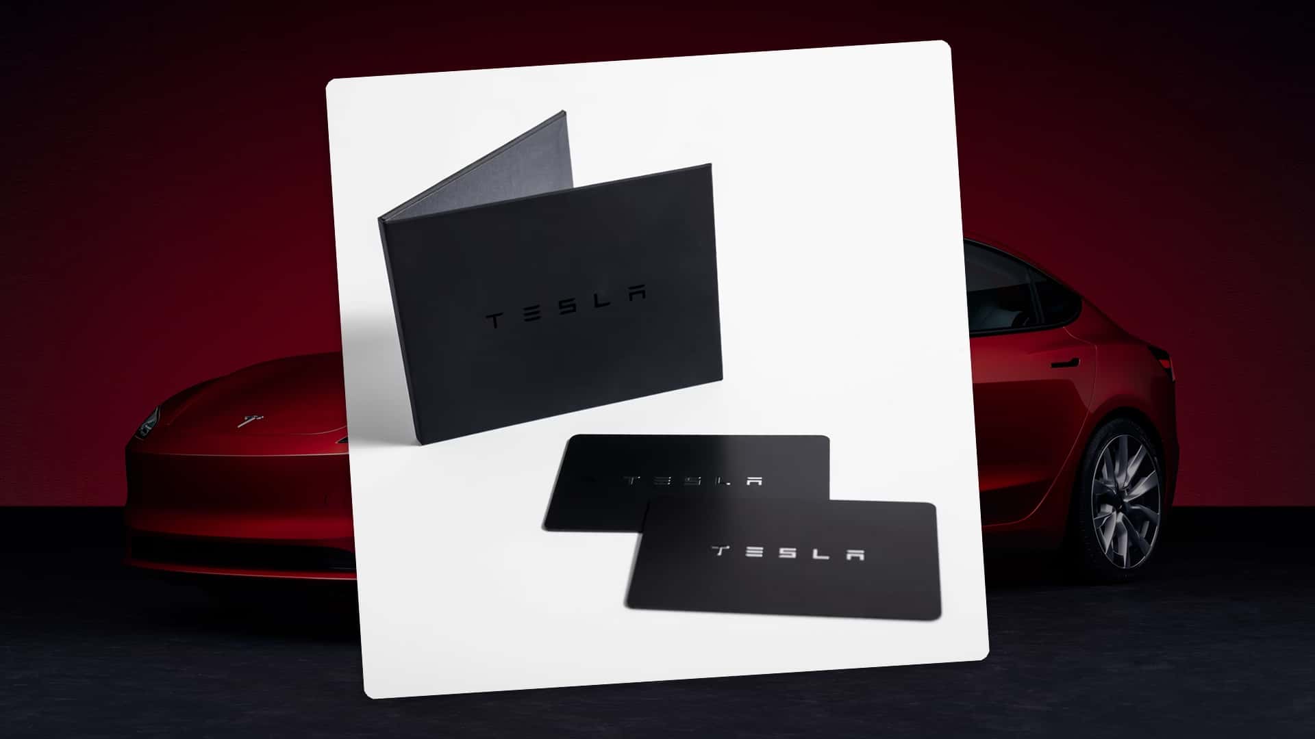 Tesla nøglekort og brochure foran en rød Tesla bil
