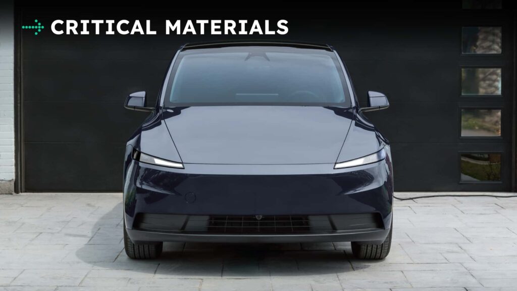 Front af en moderne elbil med teksten 'CRITICAL MATERIALS' ovenfor