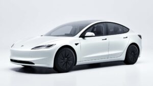 Hvid Tesla elbil set fra siden i et minimalistisk studie