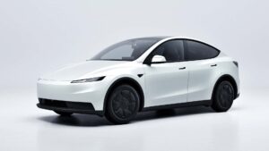 Hvid Tesla elbil set fra siden i et minimalistisk studie