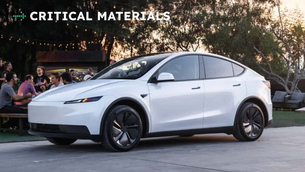 Tesla bil parkeret udendørs ved en samling