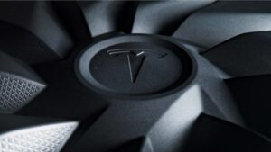 Nærbillede af Tesla logo på hjulkapsel