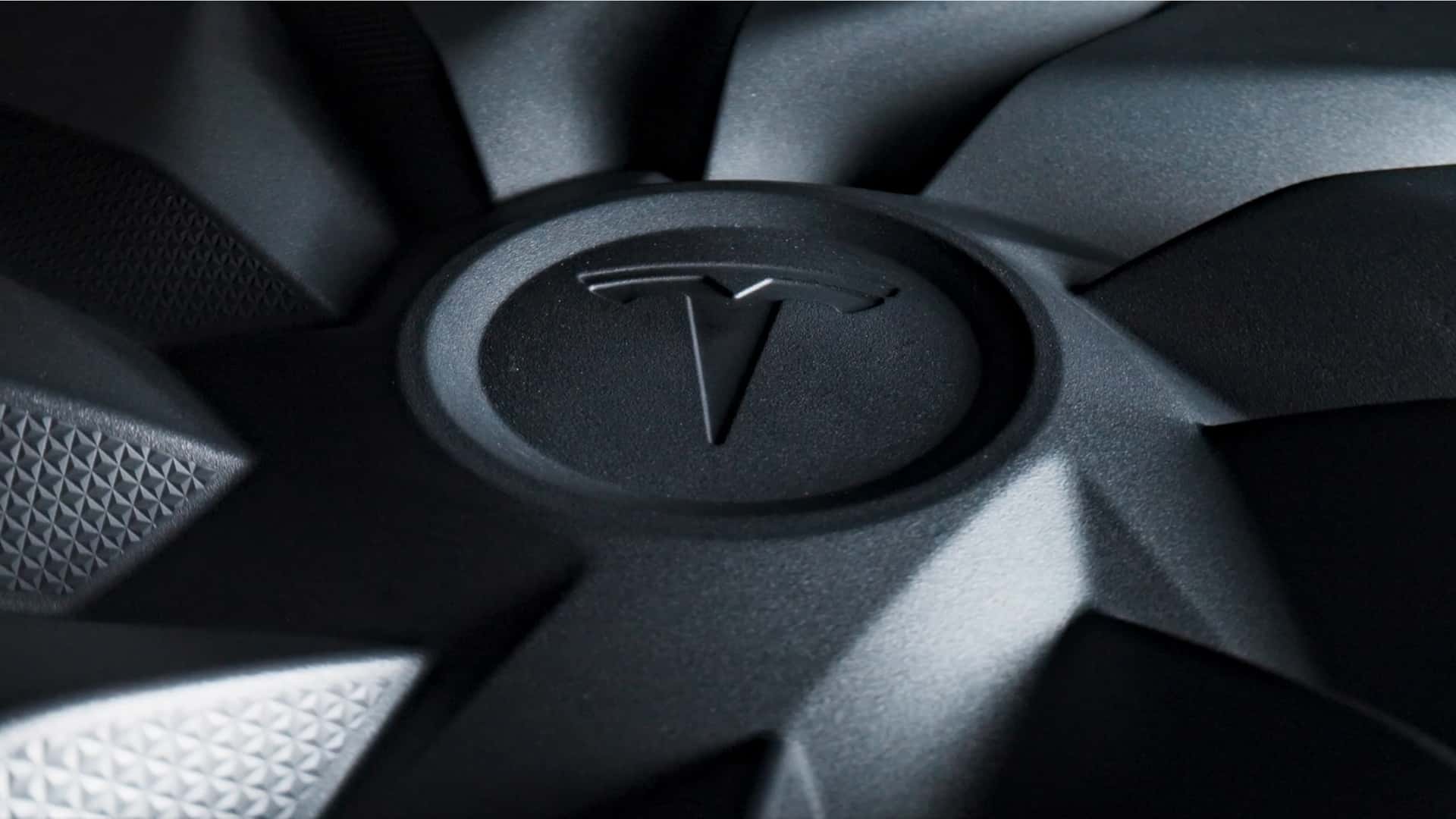 Nærbillede af Tesla logo på hjulkapsel
