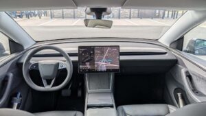 Tesla Model 3 interiør med centralskærm og rat