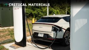 En elektrisk bil oplades ved en Tesla-ladestation