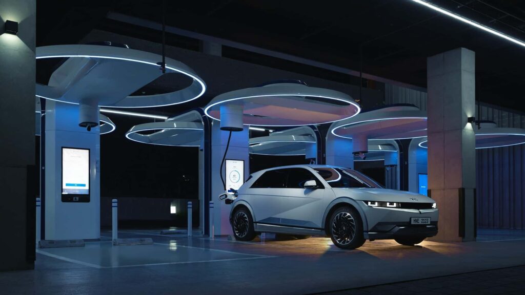 Elektrisk bil opladet på futuristisk ladestation om natten