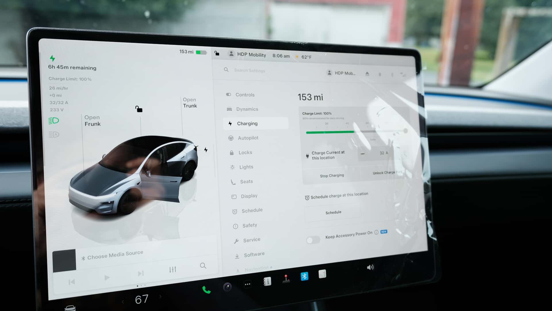 Tesla bilskærm viser opladningsstatus og bilkonfiguration.