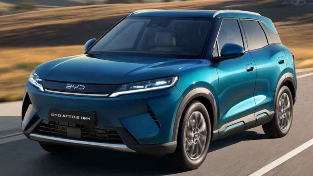 Elektrisk SUV i bevægelse på en vej