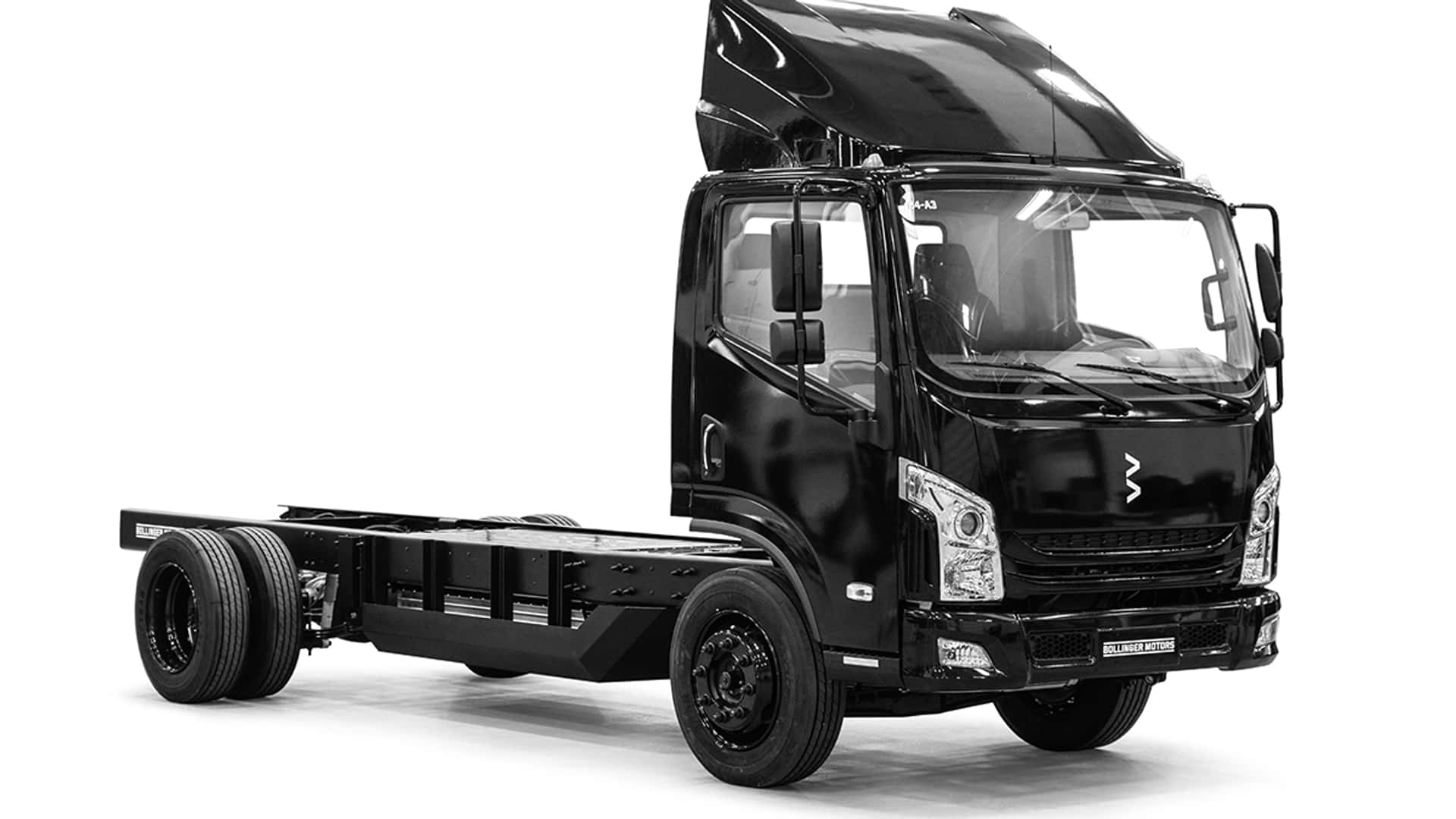 Elektrisk lastbil uden karosseri set forfra, med fokus på den aerodynamiske front og store forhjul.