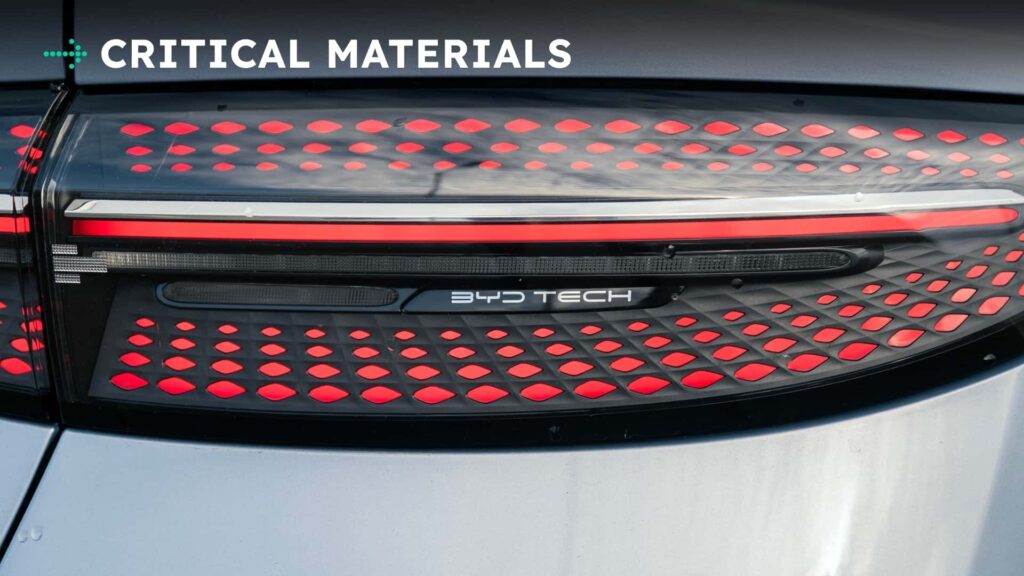 Closeup af BYD Tech baglygte med moderne design og røde LED-lys på en elektrisk bil.