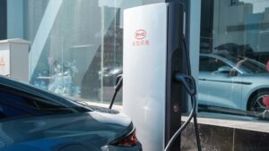 BYD elbil oplader ved ladestation