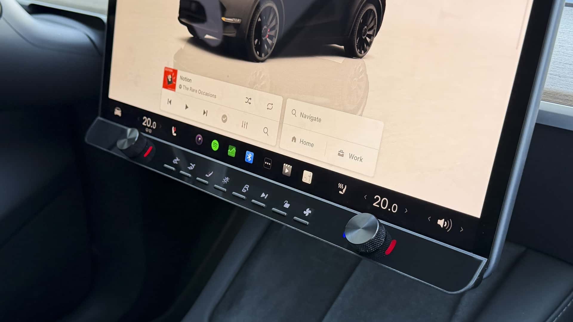 Tesla's interiørskærm med kontrolpanel og navigationsfunktioner