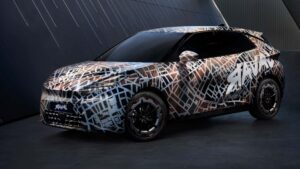 Futuristisk elektrisk bil med geometrisk kamuflage-design