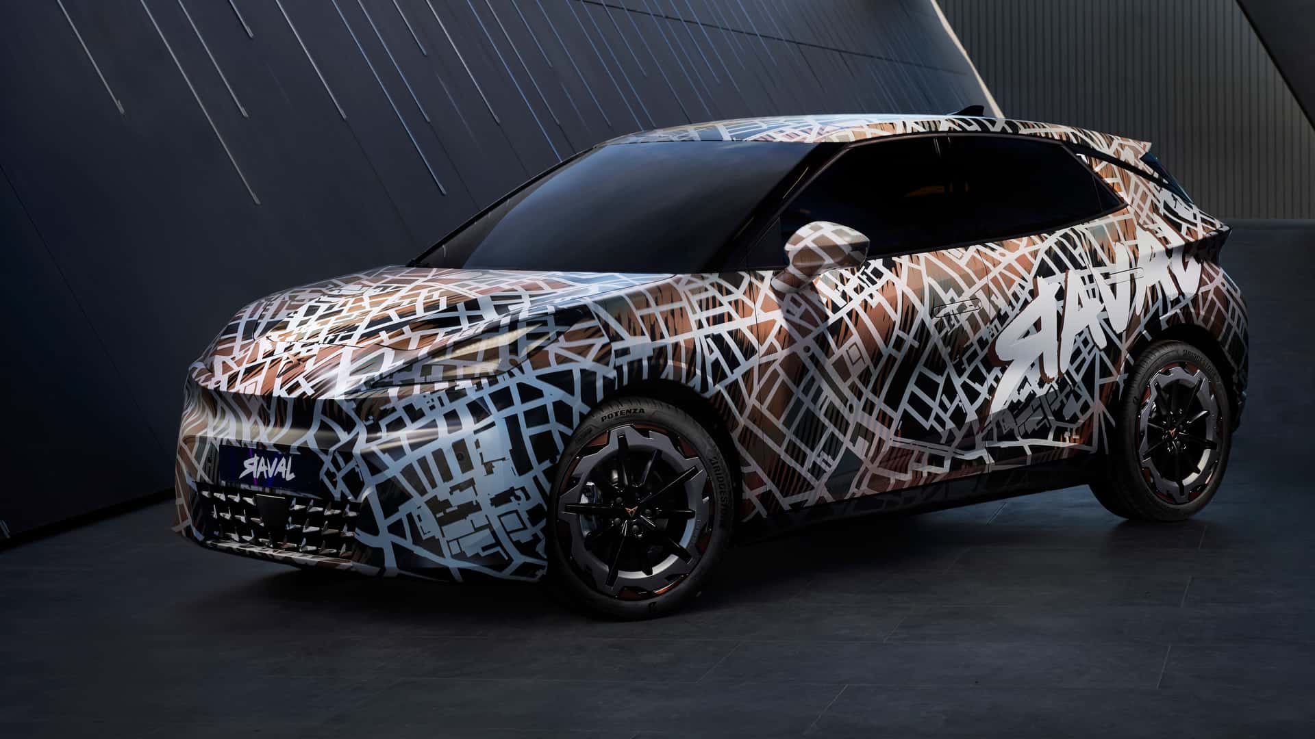 Futuristisk elektrisk bil med geometrisk kamuflage-design