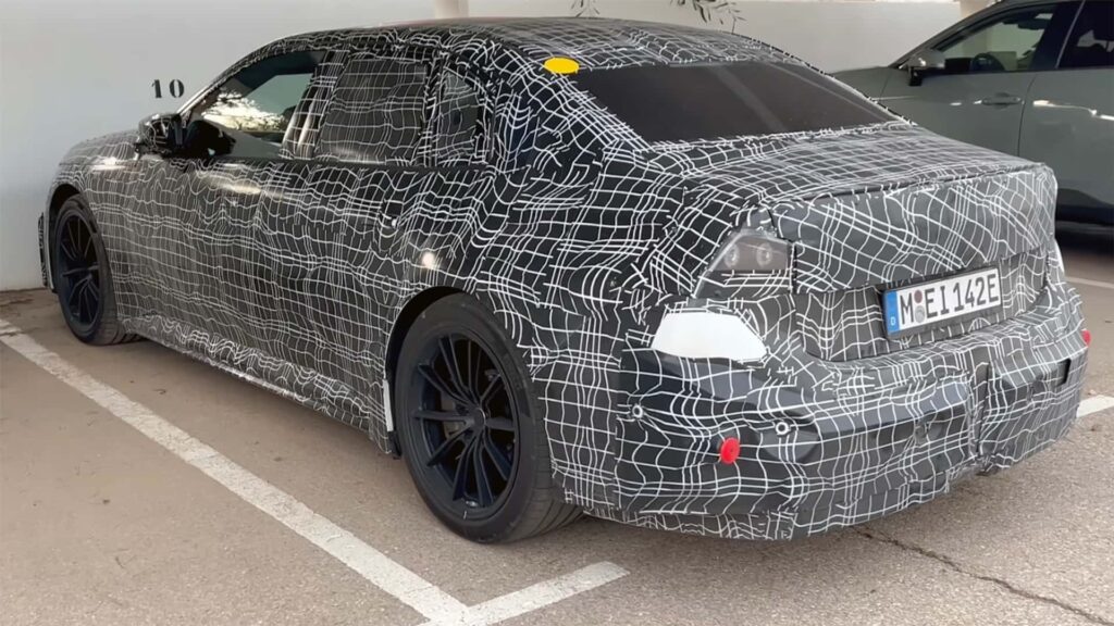 Tesla prototype bil med camouflage på parkeringsplads