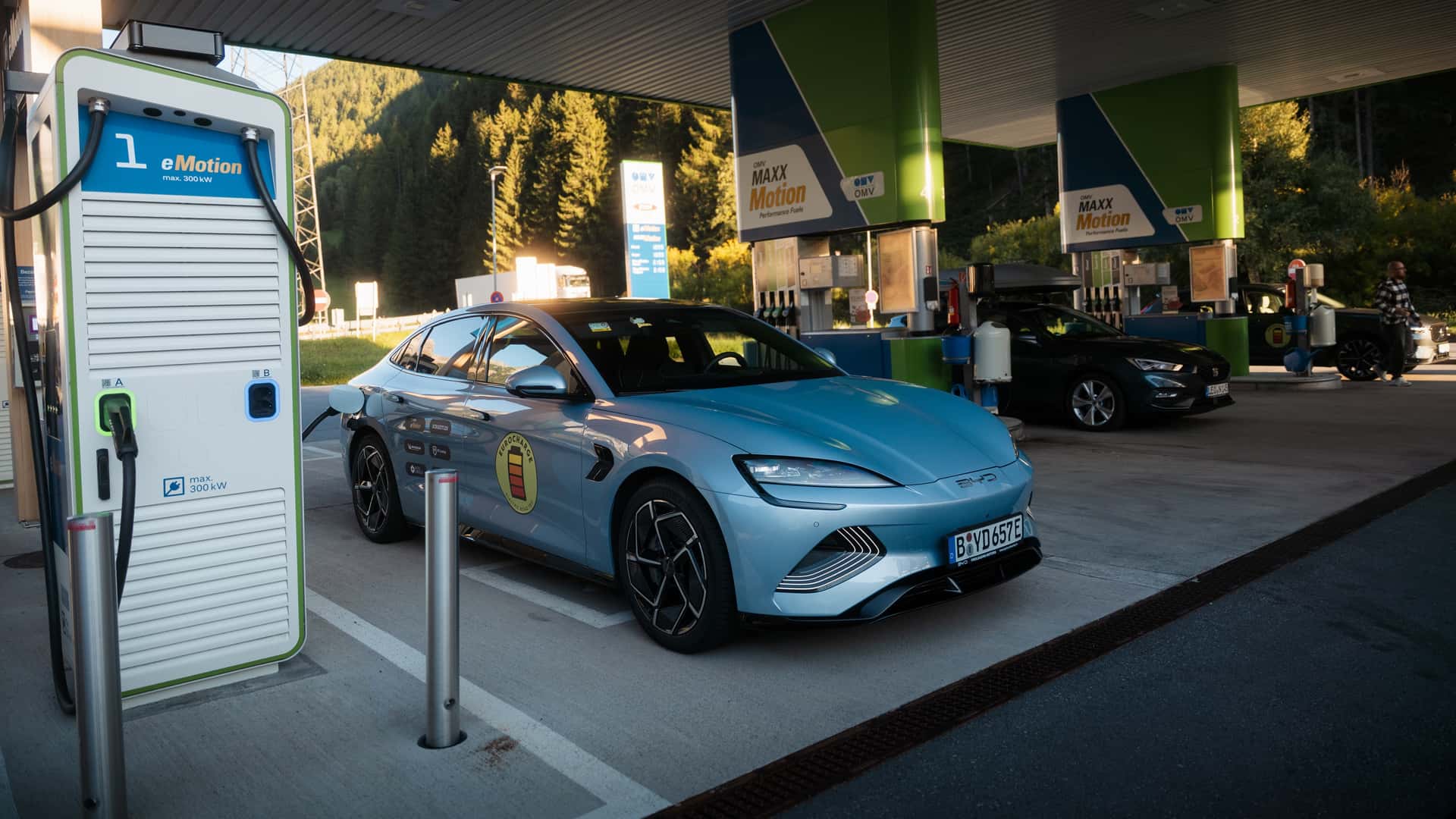 Elektrisk bil oplader ved hurtigladestation i naturskøn omgivelser